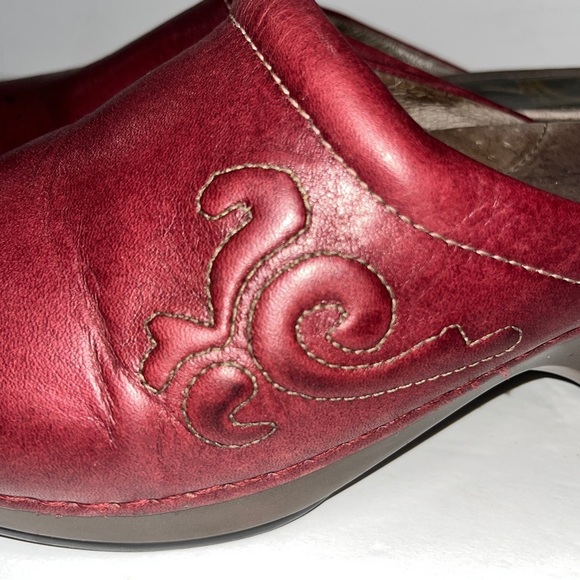 Dansko BERRY  Brown ( burgundy) Scroll pattern stitched Clogs ❤️ - Picture 6 of 14